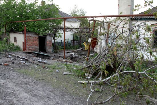 Последствия обстрелов Докучаевска в Донецкой области