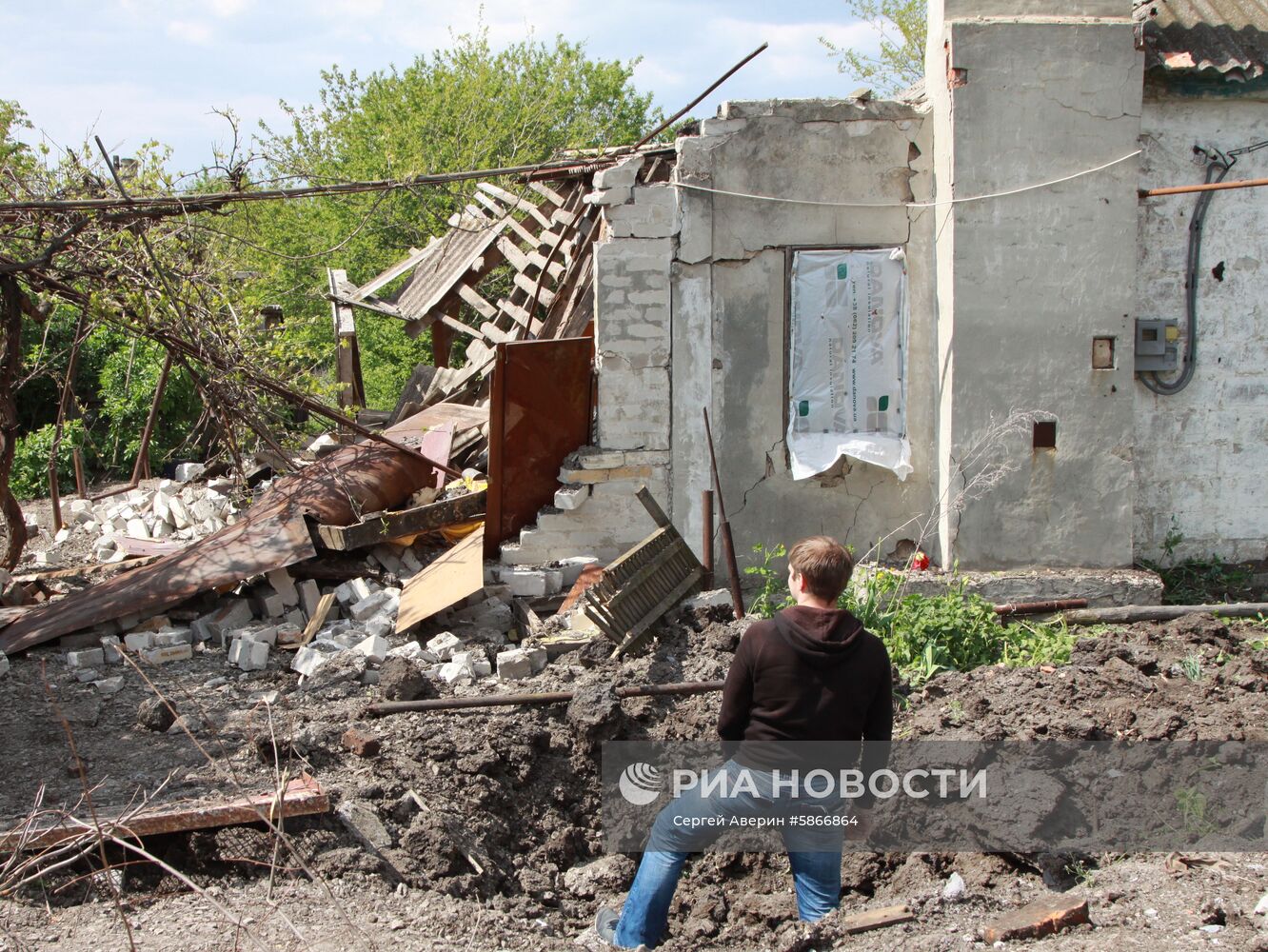 Последствия обстрелов Докучаевска в Донецкой области