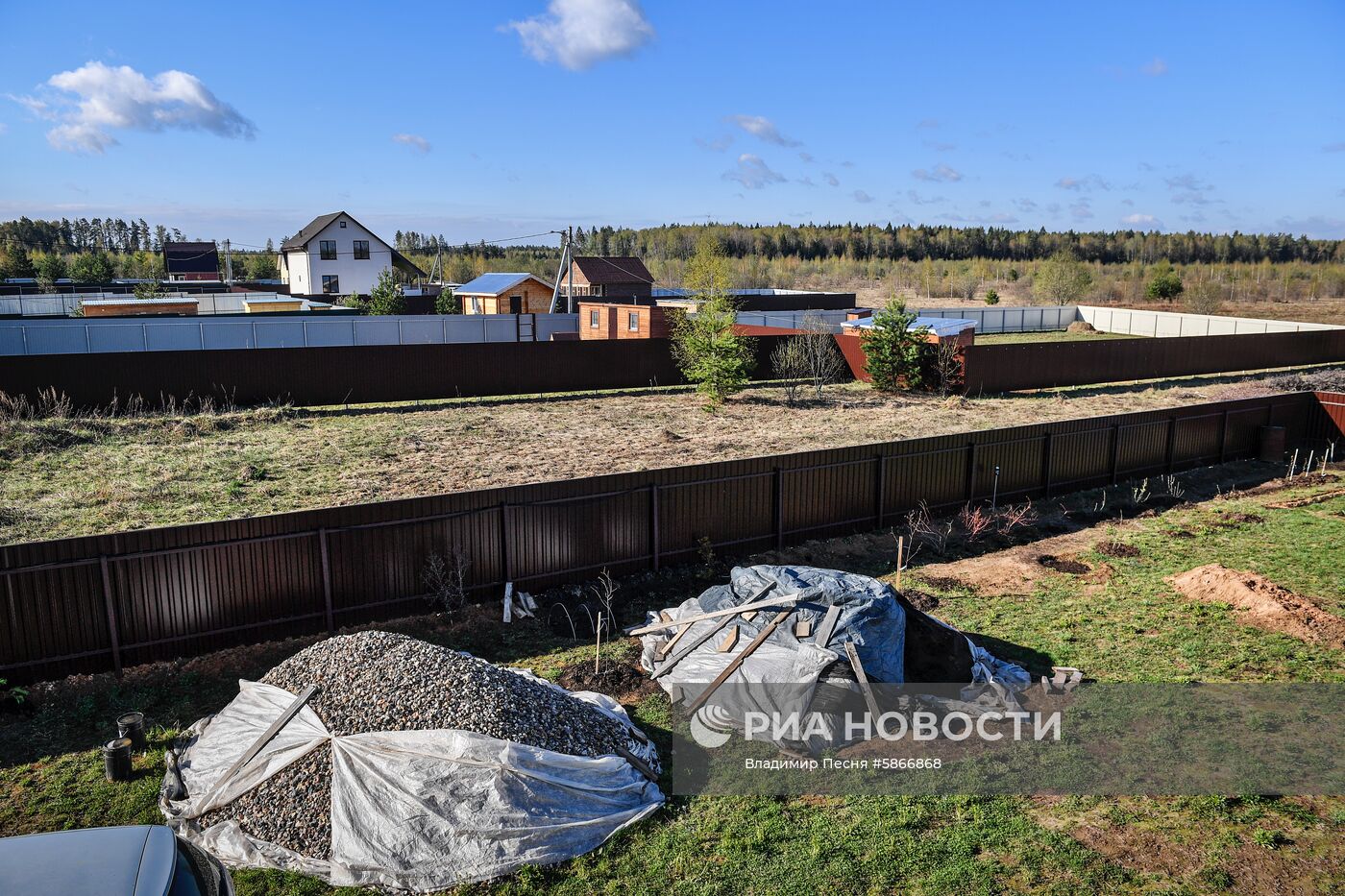 Москвичи на дачных участках в выходные дни