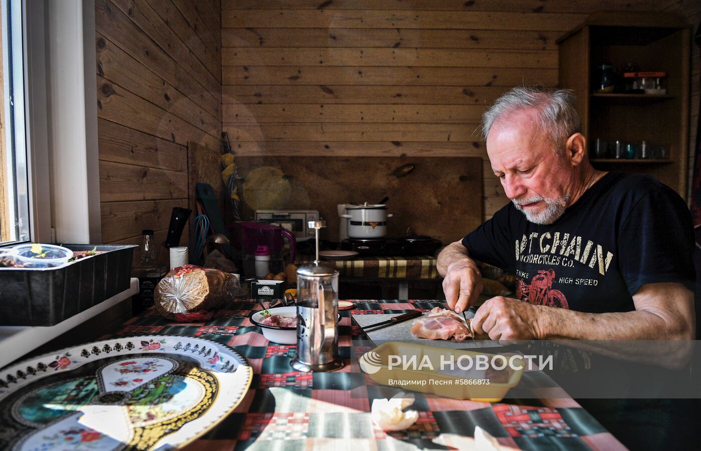 Москвичи на дачных участках в выходные дни