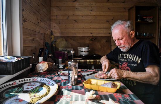 Москвичи на дачных участках в выходные дни