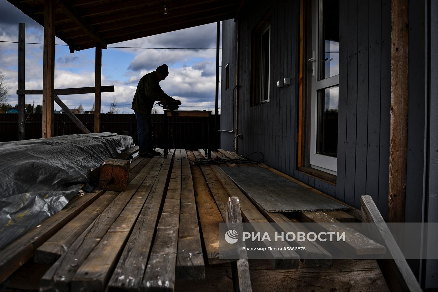 Москвичи на дачных участках в выходные дни