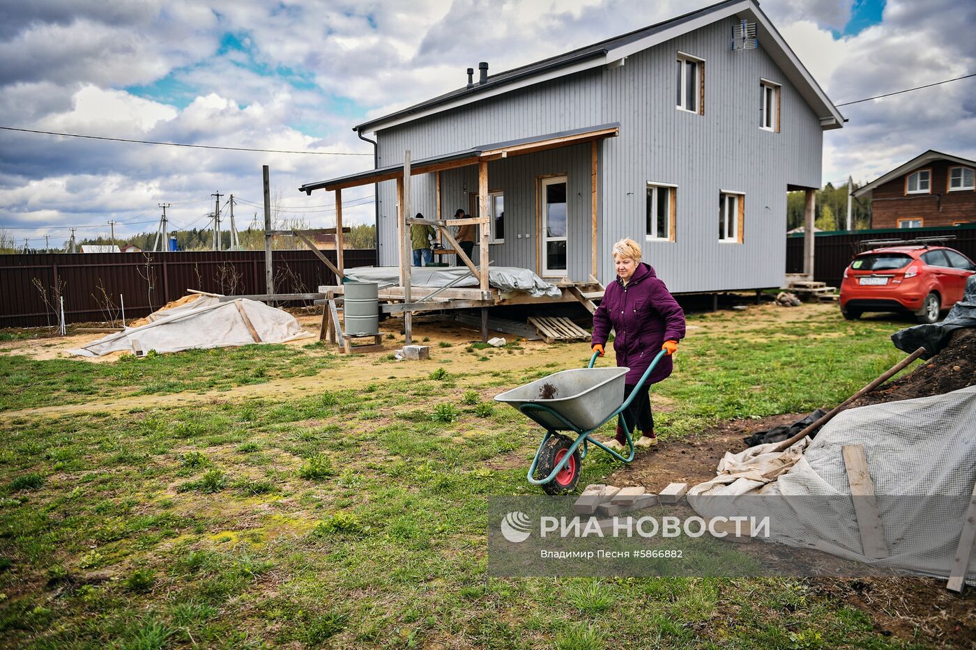 Москвичи на дачных участках в выходные дни