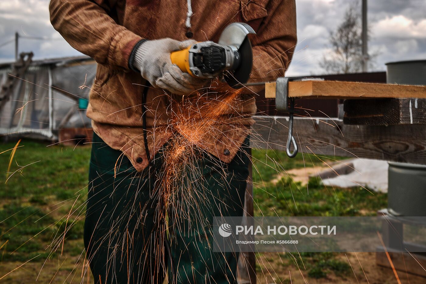 Москвичи на дачных участках в выходные дни