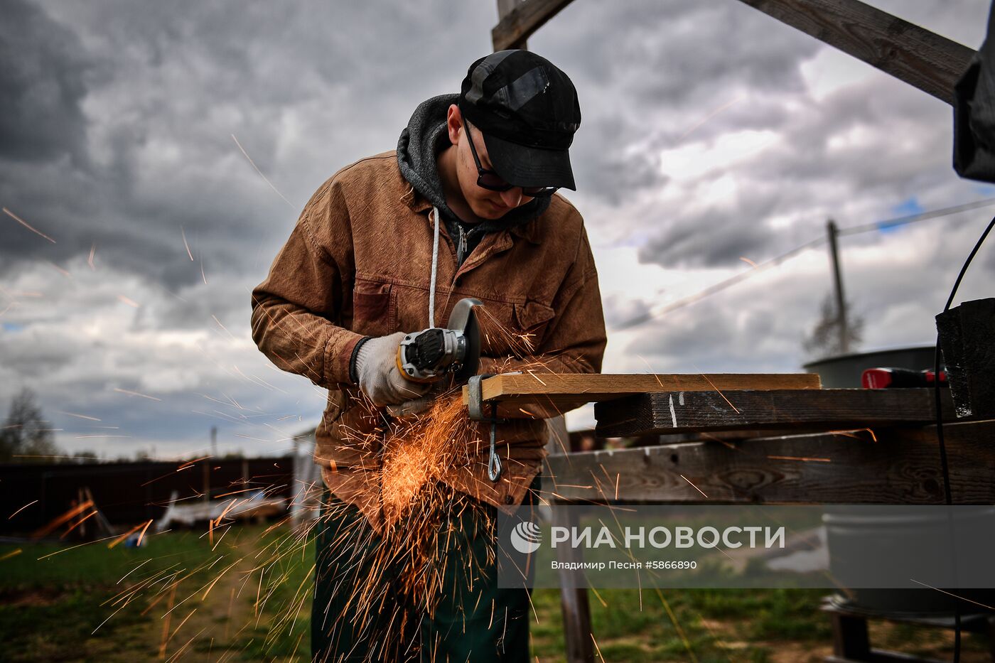 Москвичи на дачных участках в выходные дни