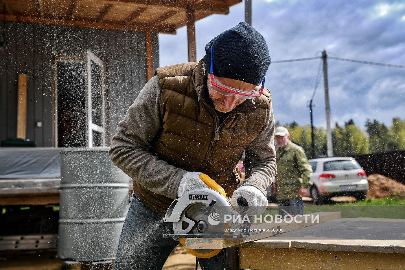 Москвичи на дачных участках в выходные дни