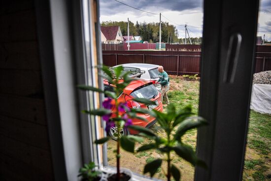 Москвичи на дачных участках в выходные дни