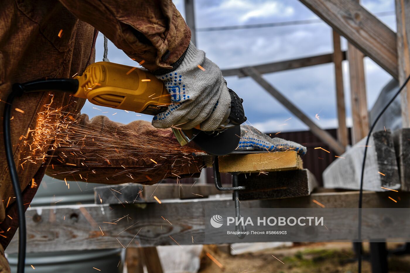 Москвичи на дачных участках в выходные дни