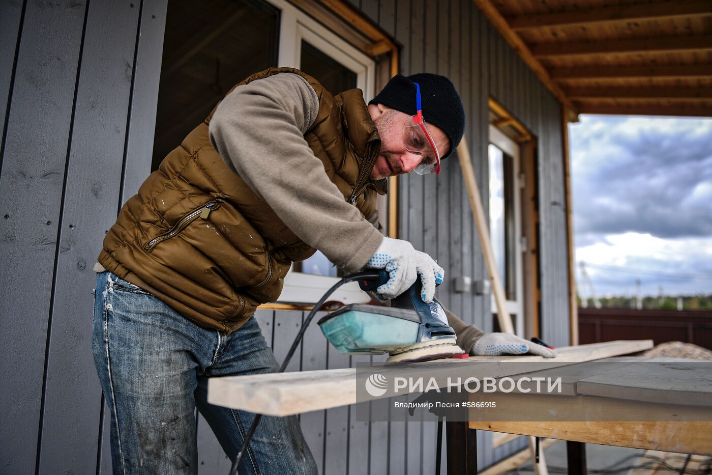 Москвичи на дачных участках в выходные дни