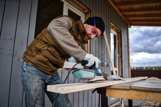 Москвичи на дачных участках в выходные дни