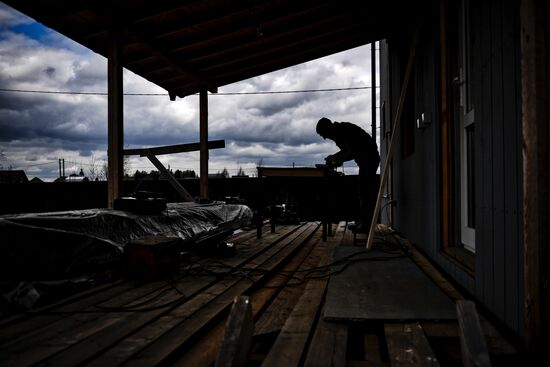 Москвичи на дачных участках в выходные дни