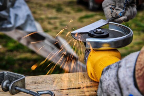 Москвичи на дачных участках в выходные дни