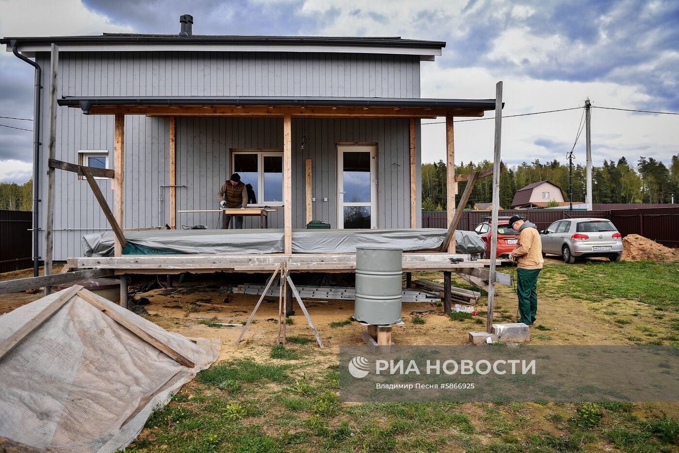 Москвичи на дачных участках в выходные дни