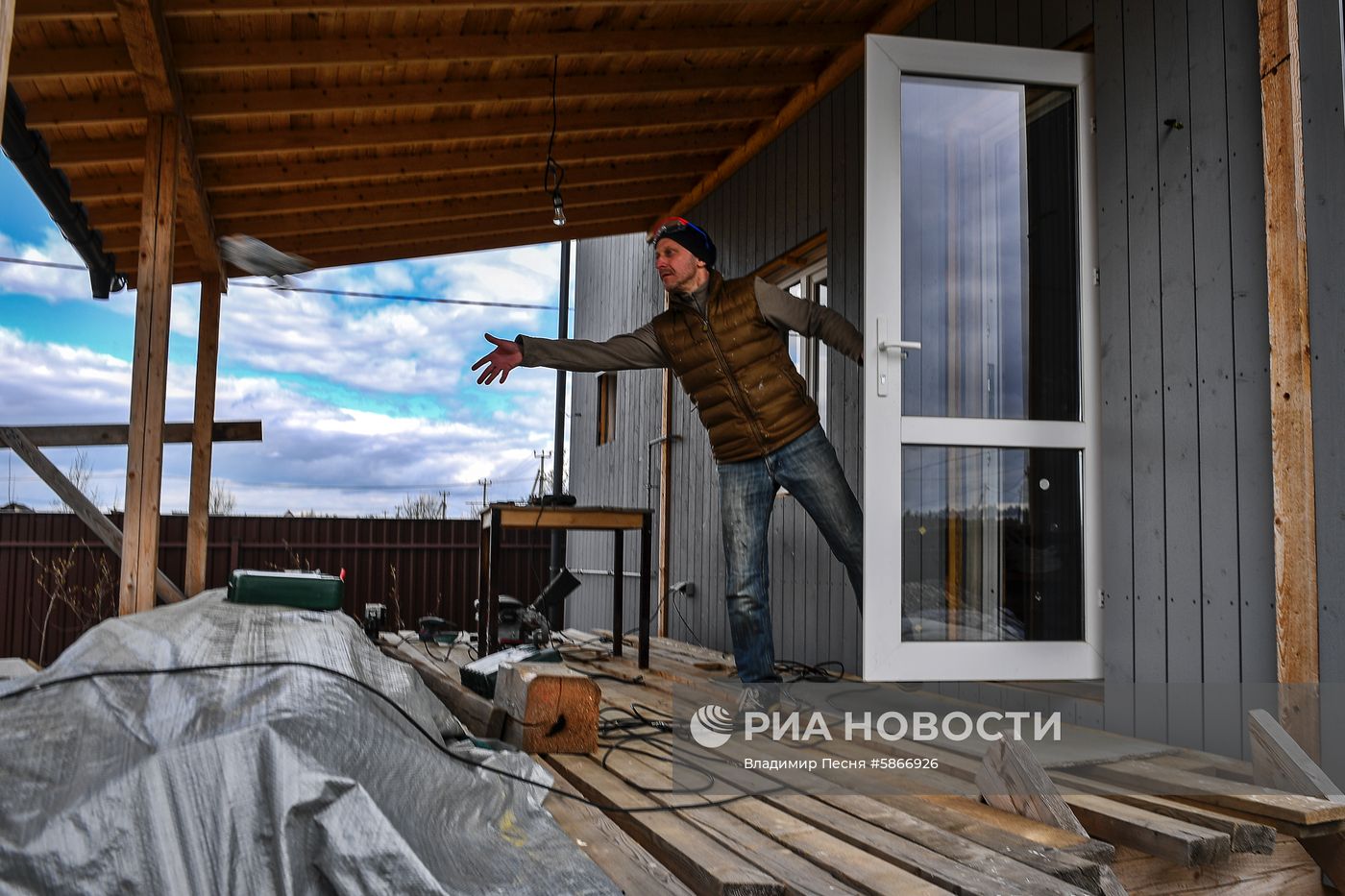 Москвичи на дачных участках в выходные дни