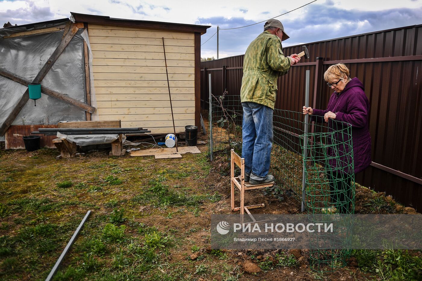 Москвичи на дачных участках в выходные дни