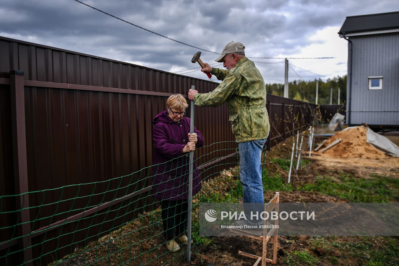 Москвичи на дачных участках в выходные дни