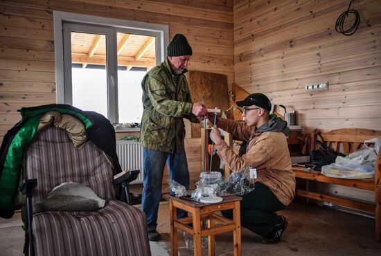 Москвичи на дачных участках в выходные дни