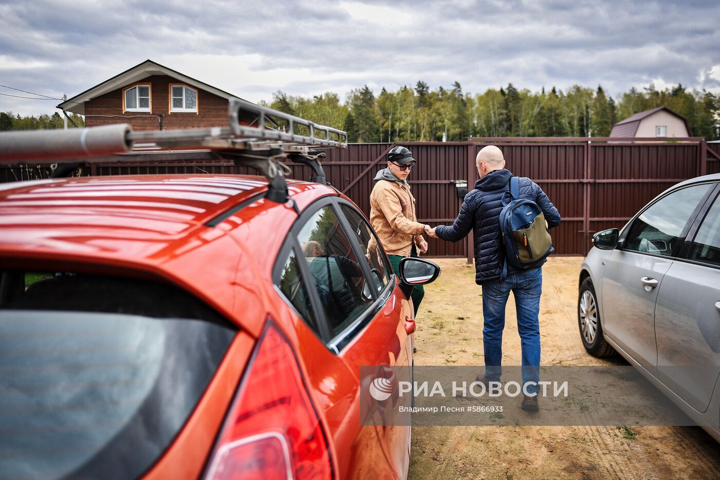 Москвичи на дачных участках в выходные дни