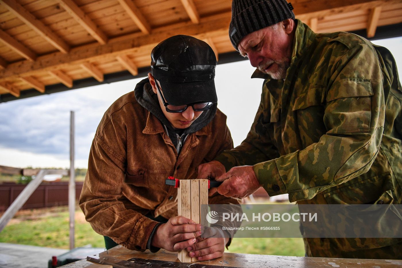 Москвичи на дачных участках в выходные дни
