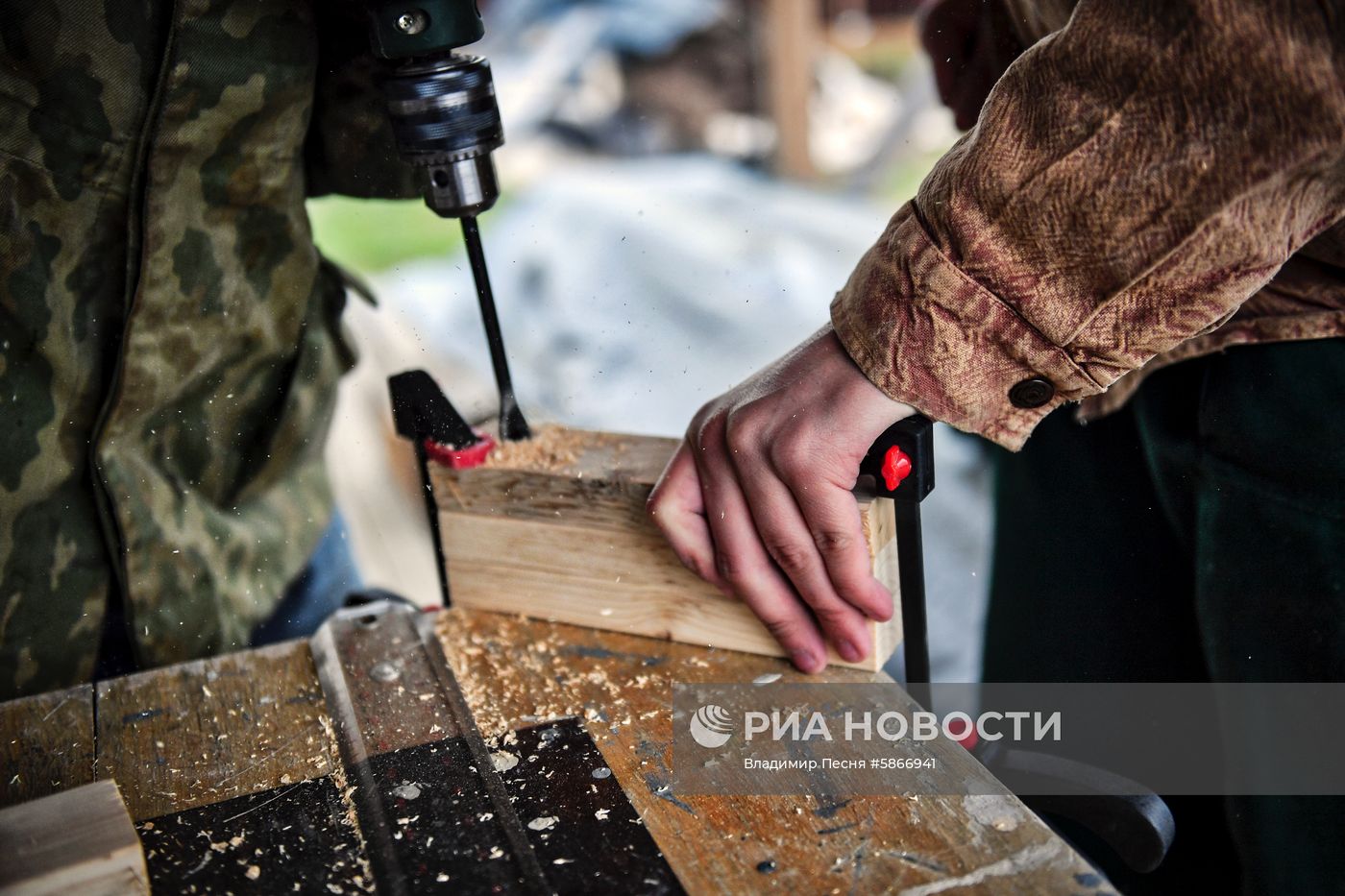 Москвичи на дачных участках в выходные дни