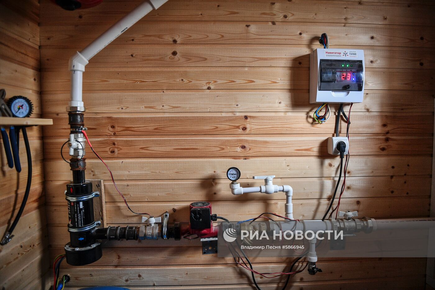 Москвичи на дачных участках в выходные дни