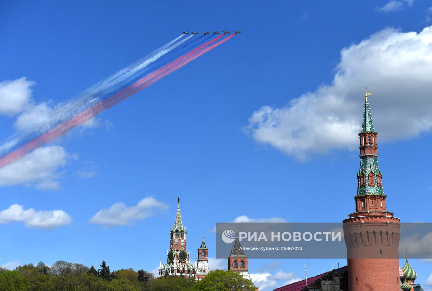 Репетиция воздушной части парада Победы в Москве 