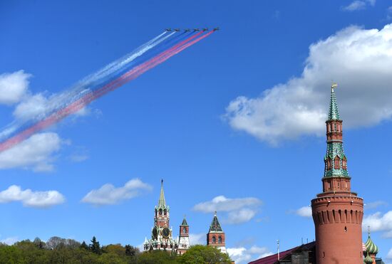 Репетиция воздушной части парада Победы в Москве 