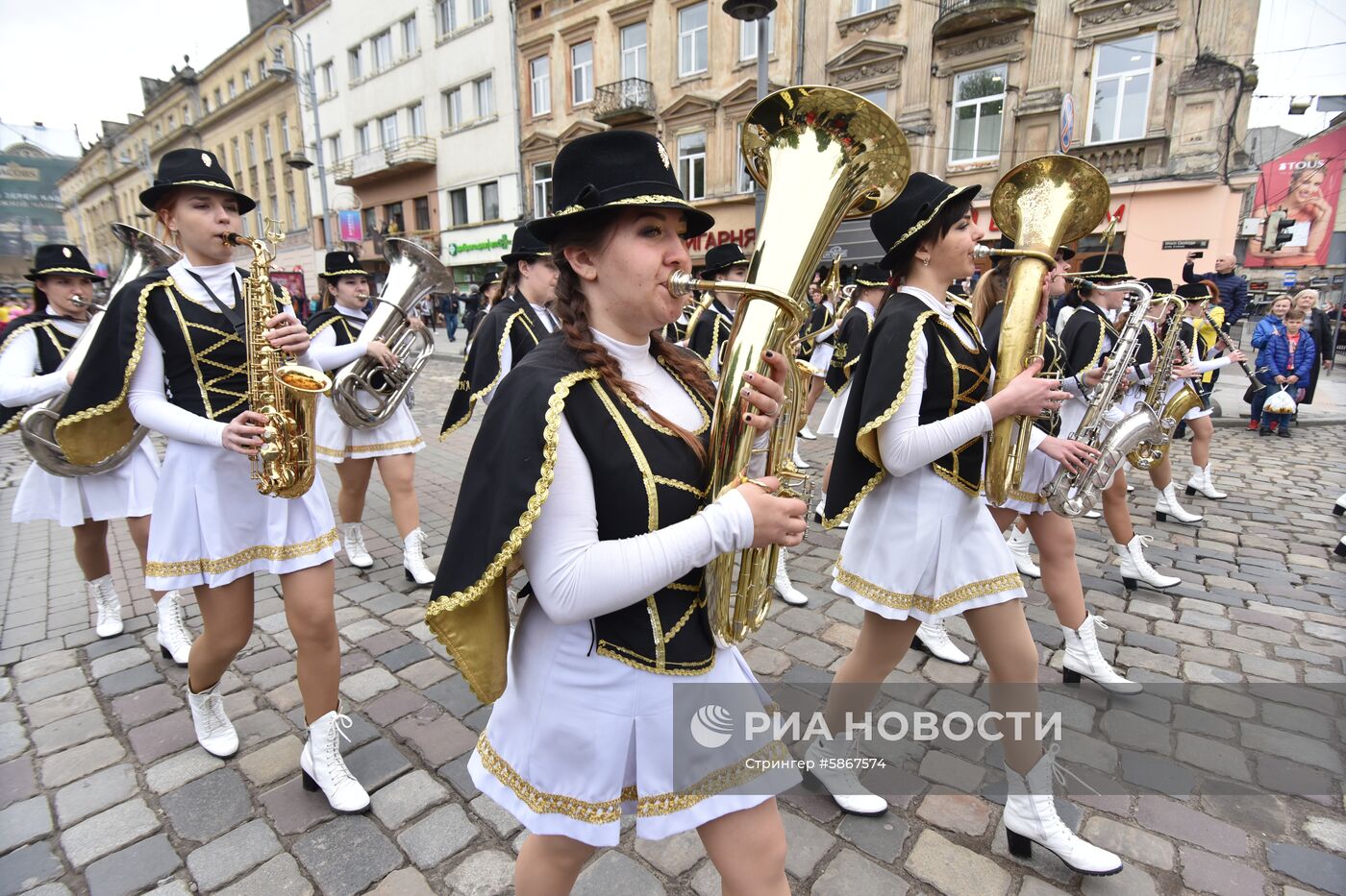 Карнавальное шествие в честь Дня города во Львове