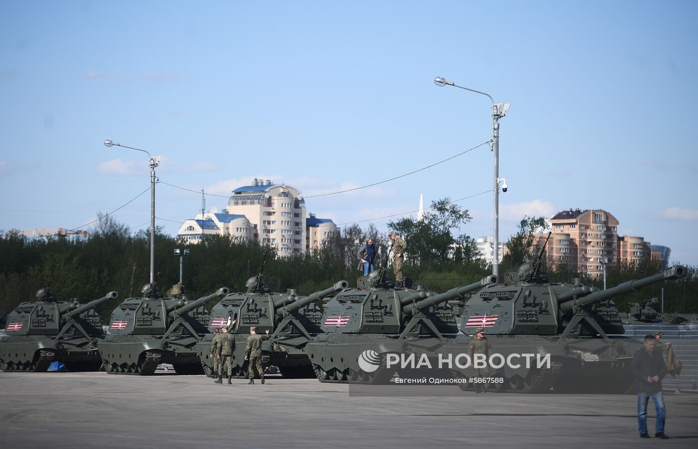 Военная техника перед ночной репетицией парада Победы