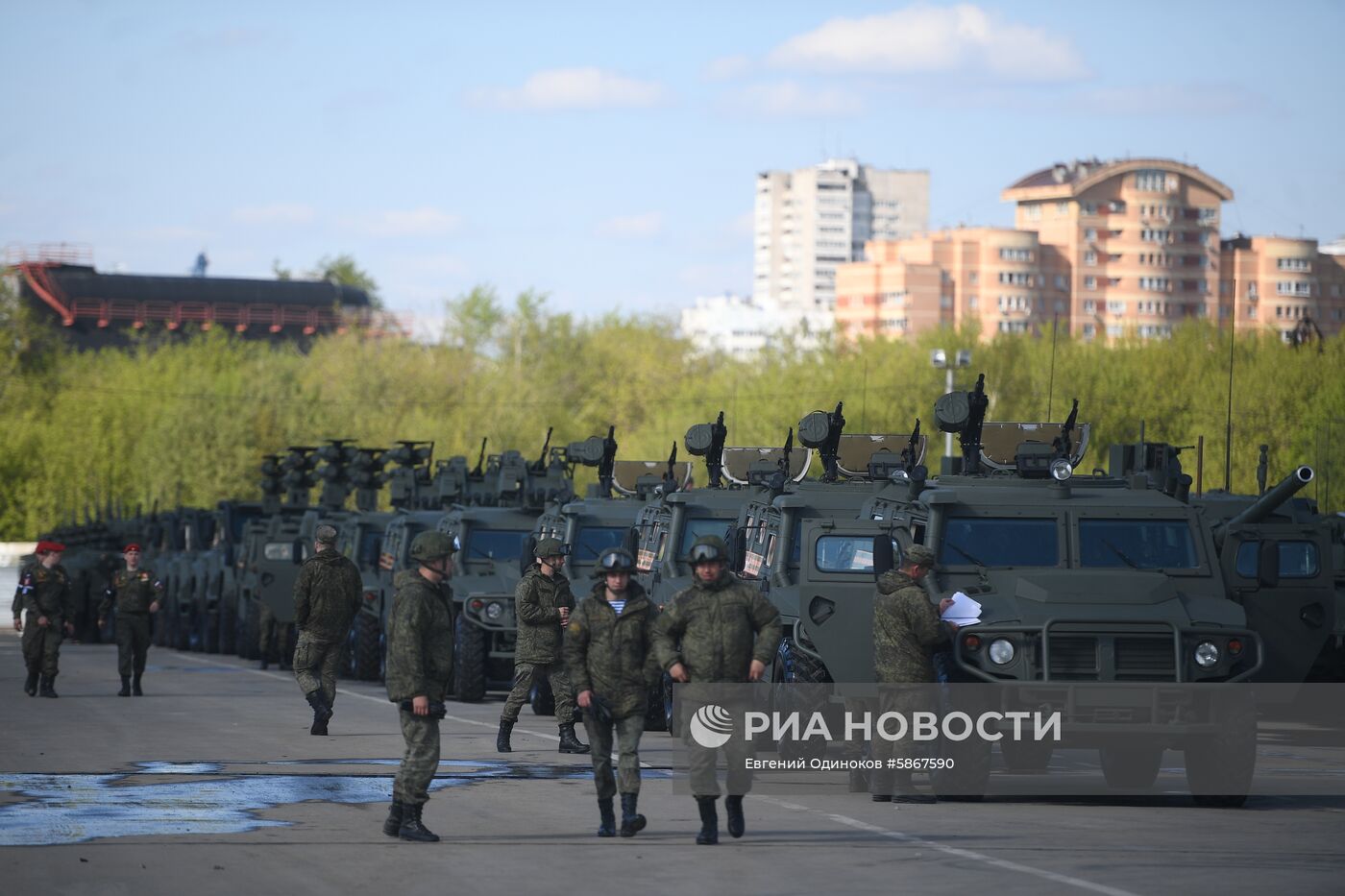 Военная техника перед ночной репетицией парада Победы 