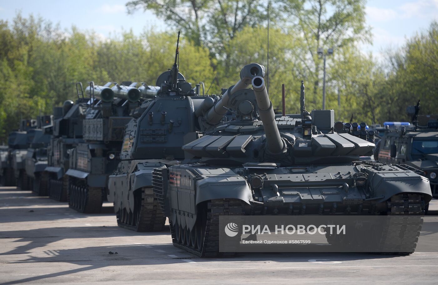 Военная техника перед ночной репетицией парада Победы 