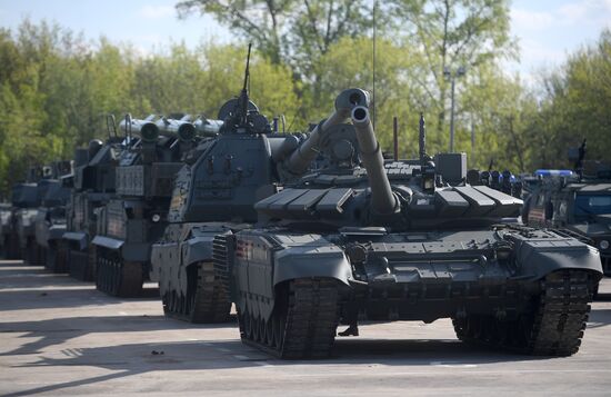 Военная техника перед ночной репетицией парада Победы 