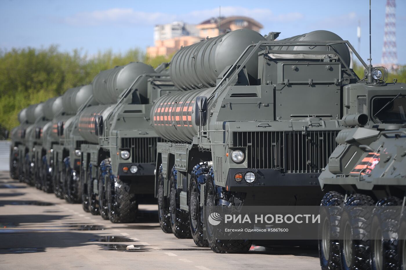 Военная техника перед ночной репетицией парада Победы 
