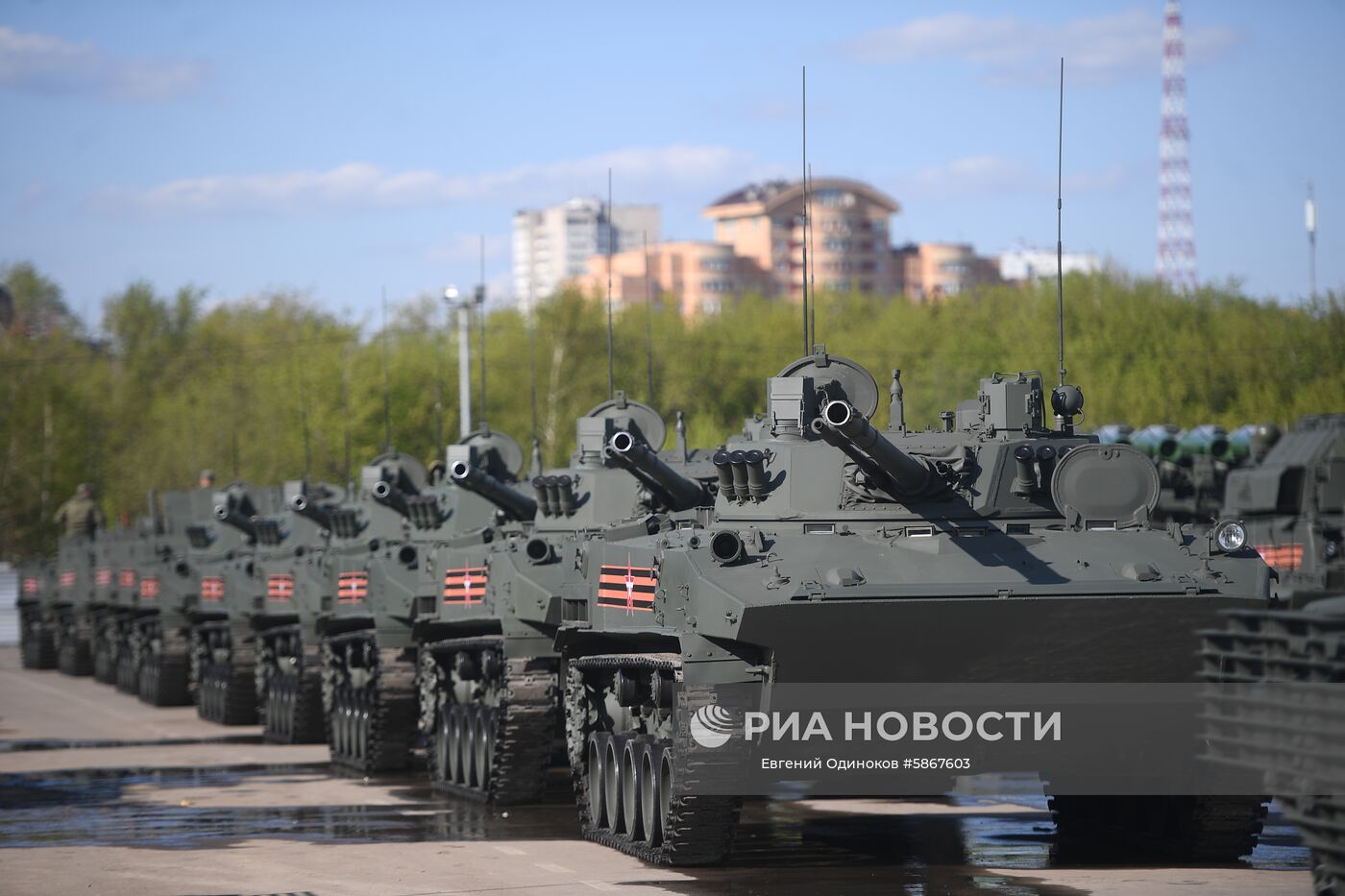 Военная техника перед ночной репетицией парада Победы