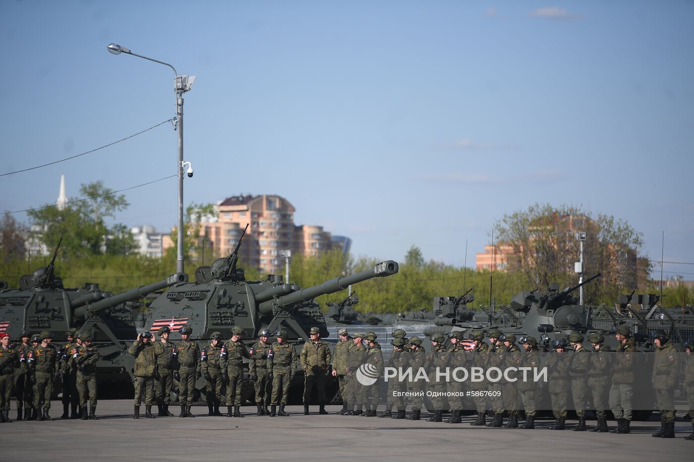 Военная техника перед ночной репетицией парада Победы