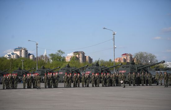 Военная техника перед ночной репетицией парада Победы 