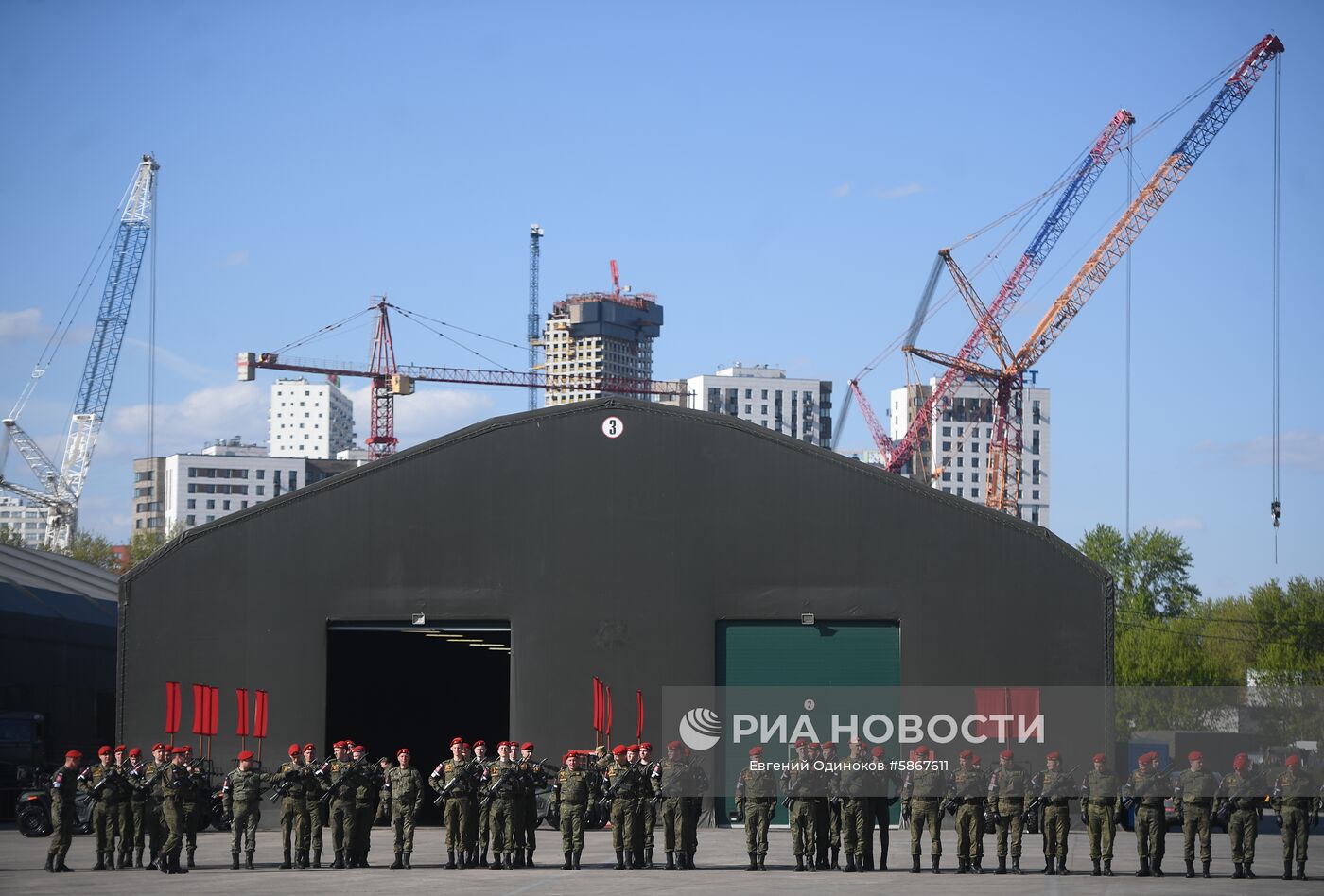 Военная техника перед ночной репетицией парада Победы