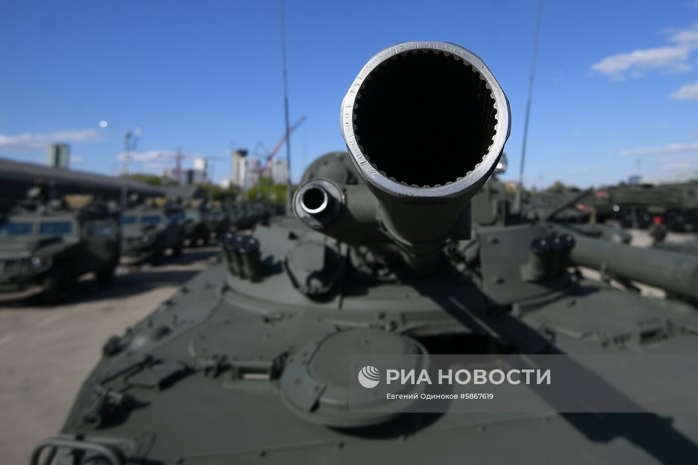Военная техника перед ночной репетицией парада Победы 
