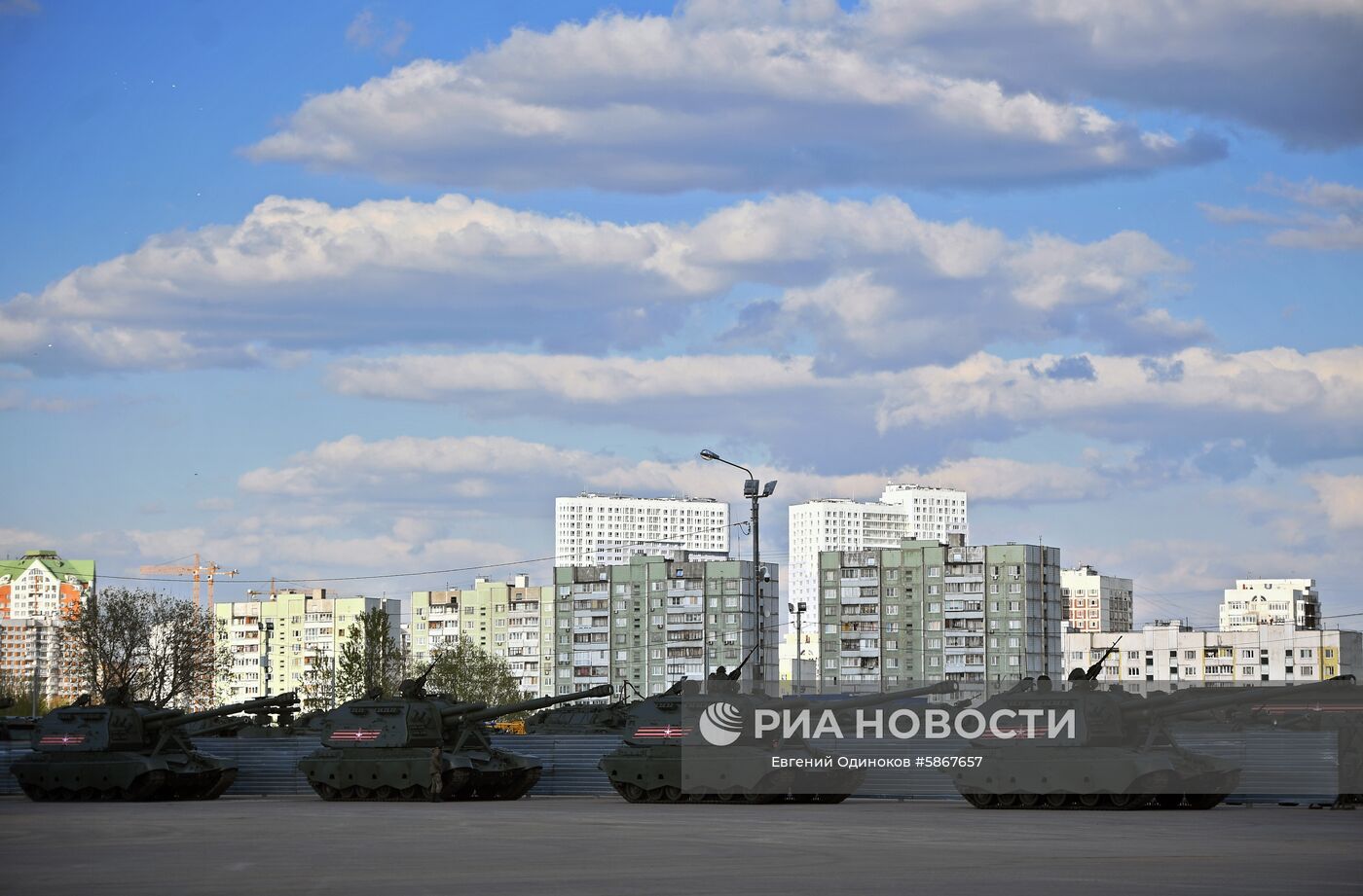 Военная техника перед ночной репетицией парада Победы