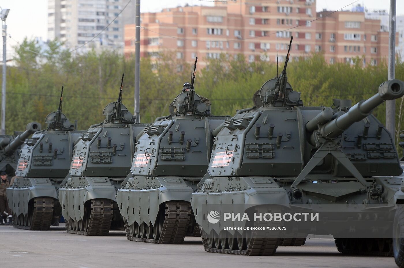 Военная техника перед ночной репетицией парада Победы