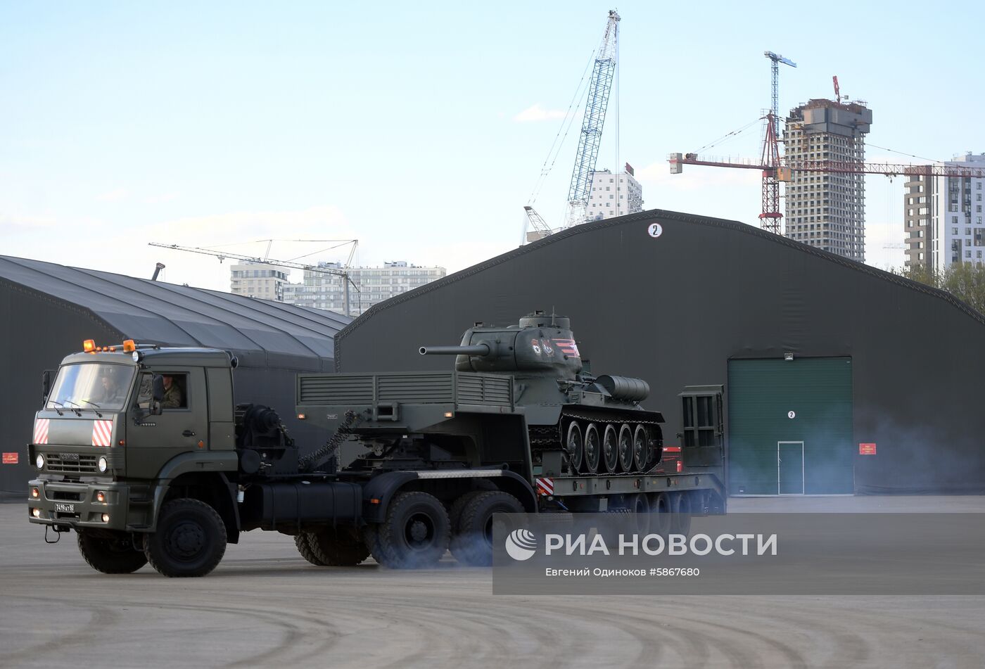 Военная техника перед ночной репетицией парада Победы