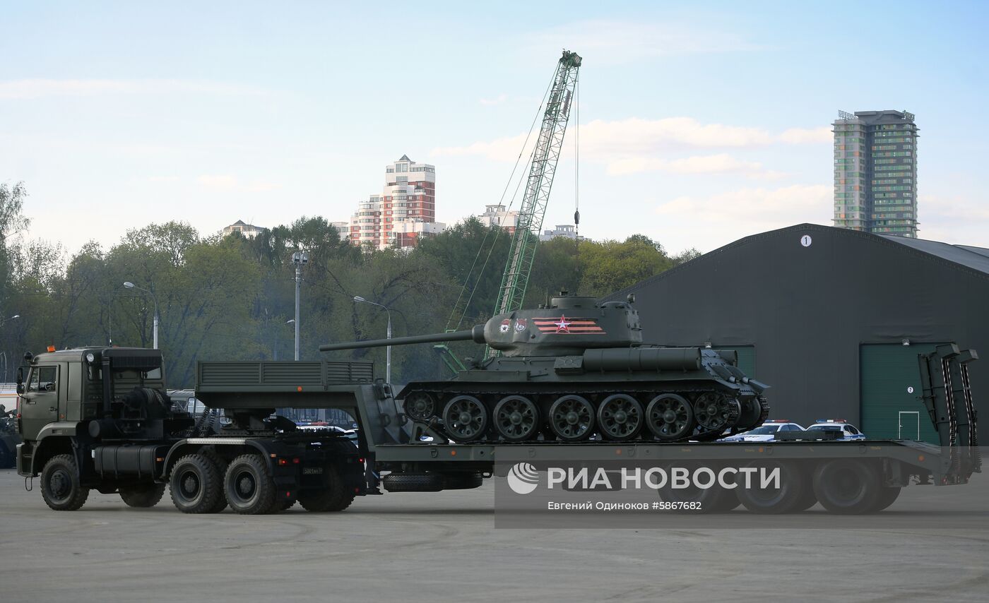 Военная техника перед ночной репетицией парада Победы