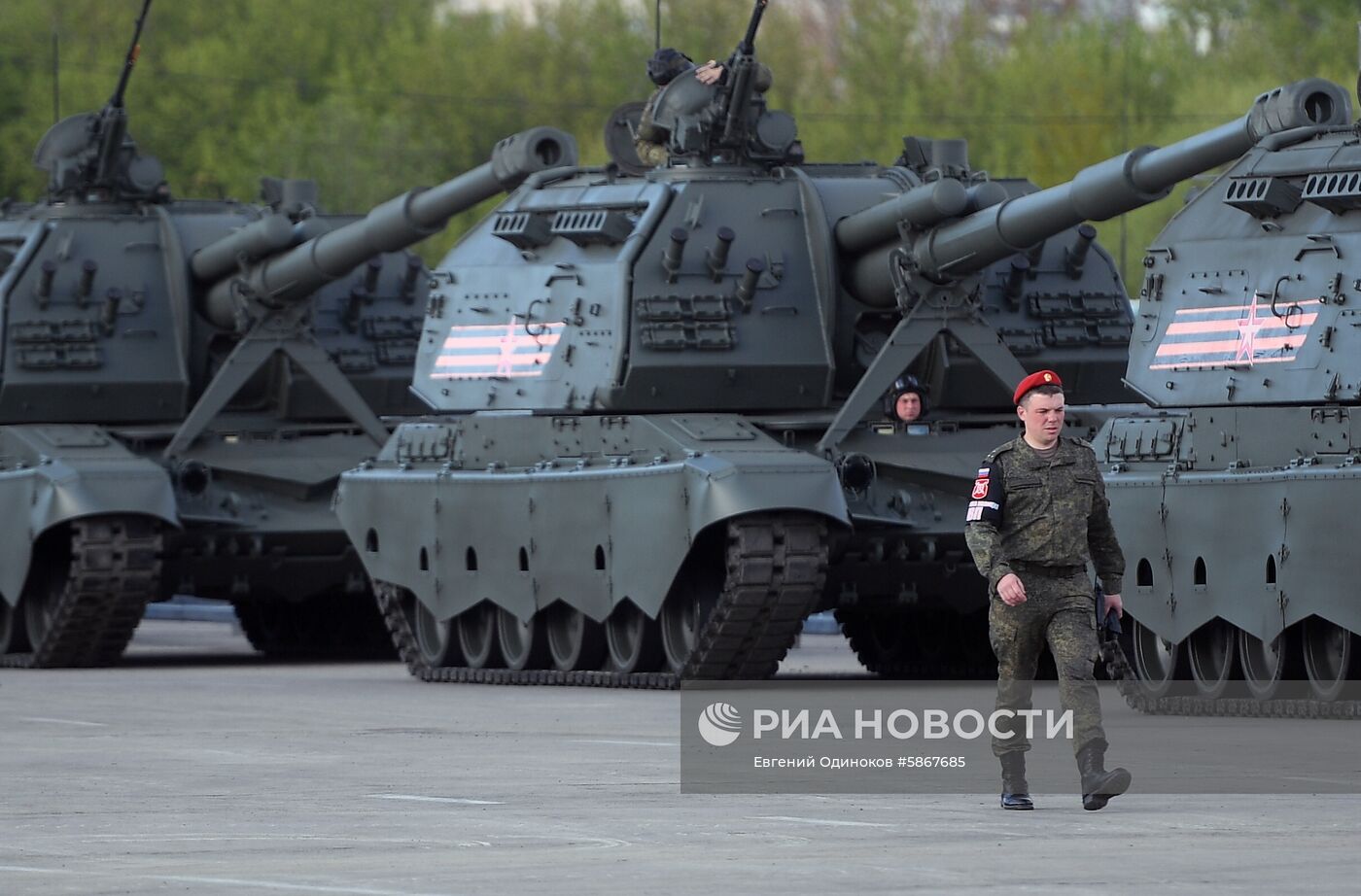 Военная техника перед ночной репетицией парада Победы 