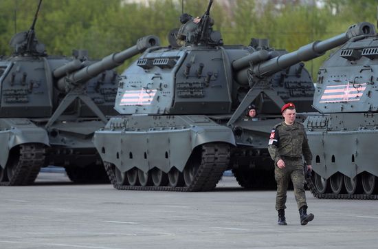 Военная техника перед ночной репетицией парада Победы 