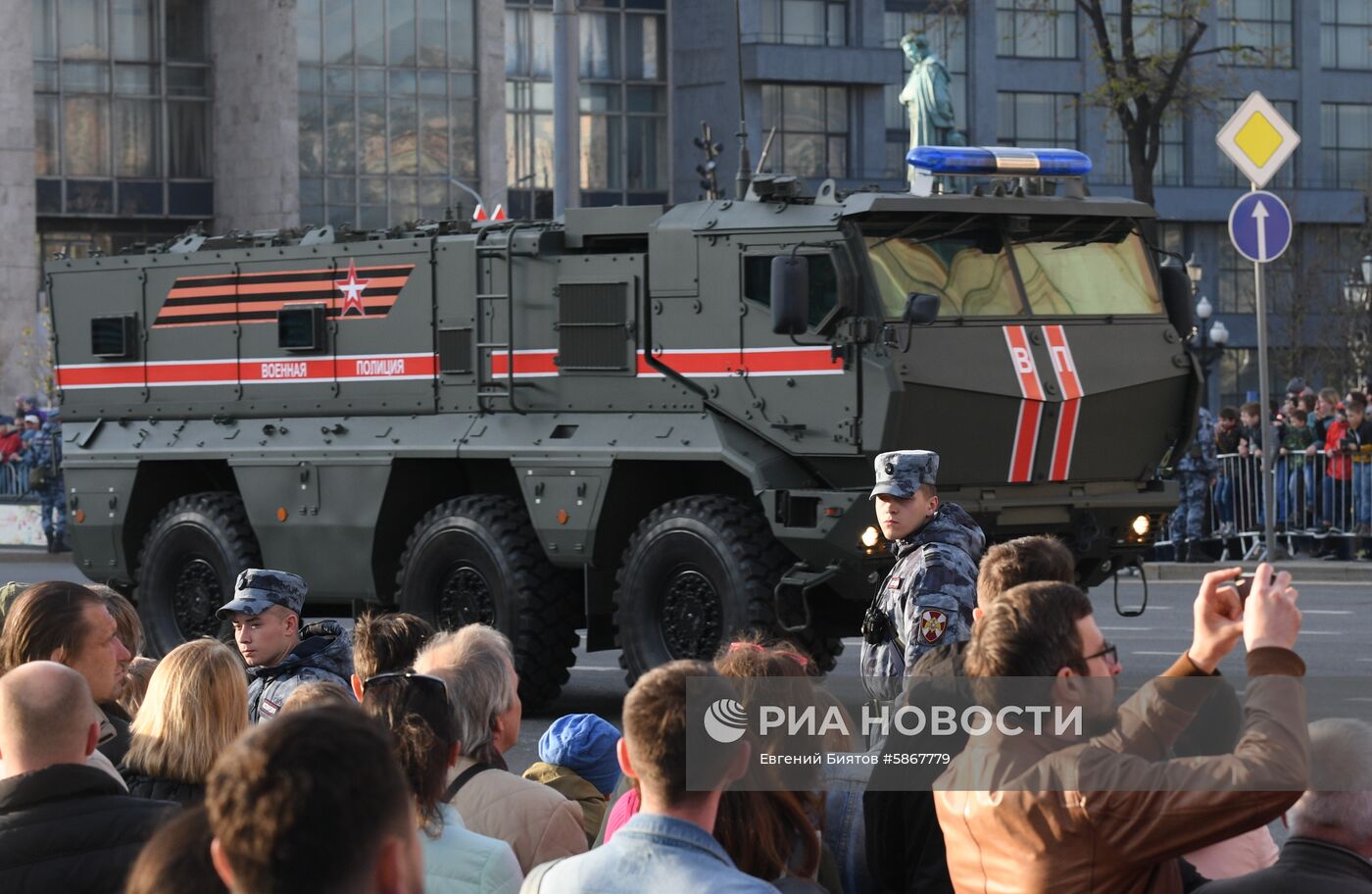 Военная техника перед ночной репетицией парада Победы