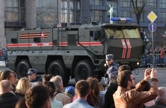 Военная техника перед ночной репетицией парада Победы 