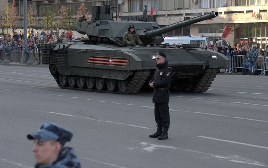 Военная техника перед ночной репетицией парада Победы 