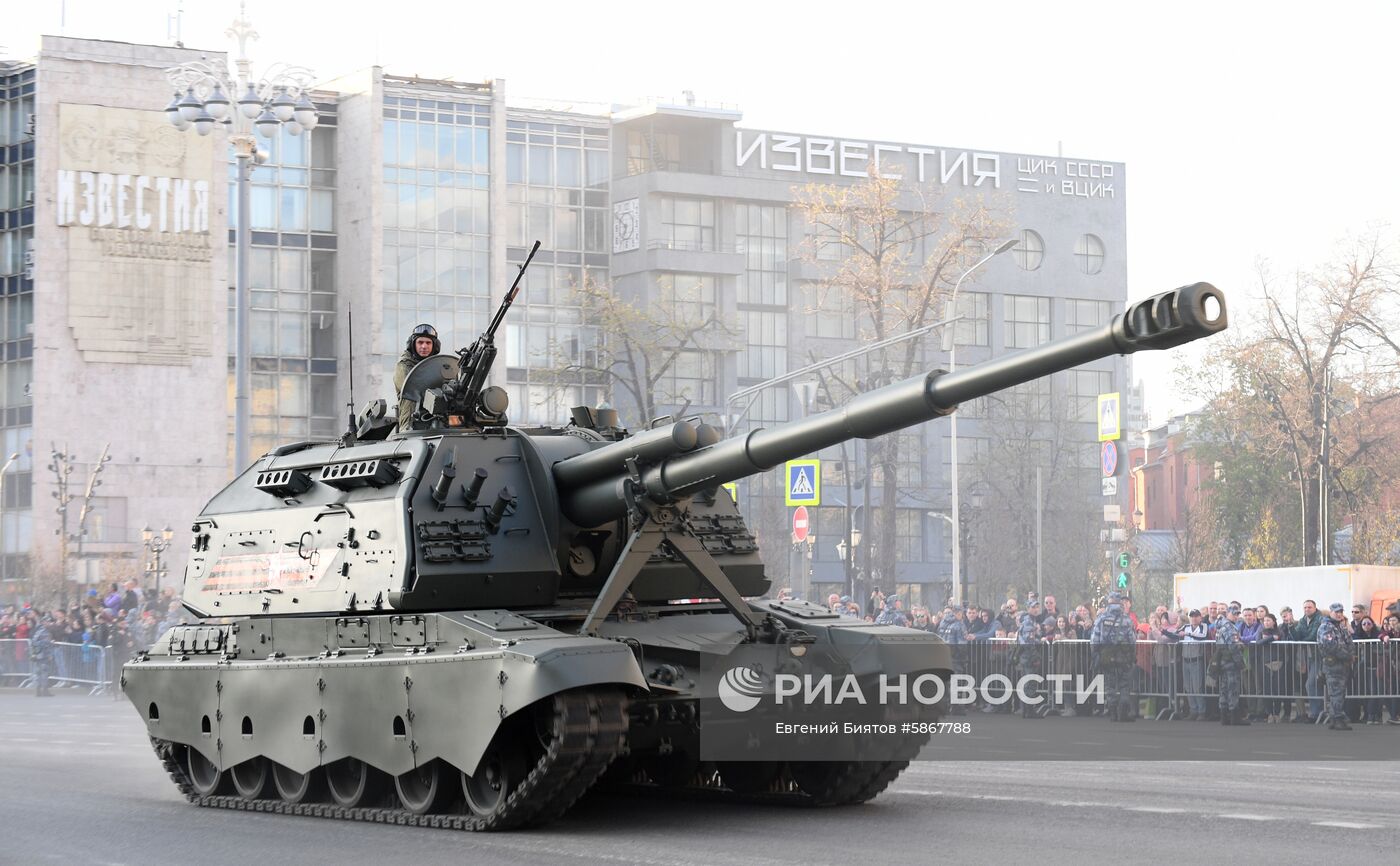 Военная техника перед ночной репетицией парада Победы