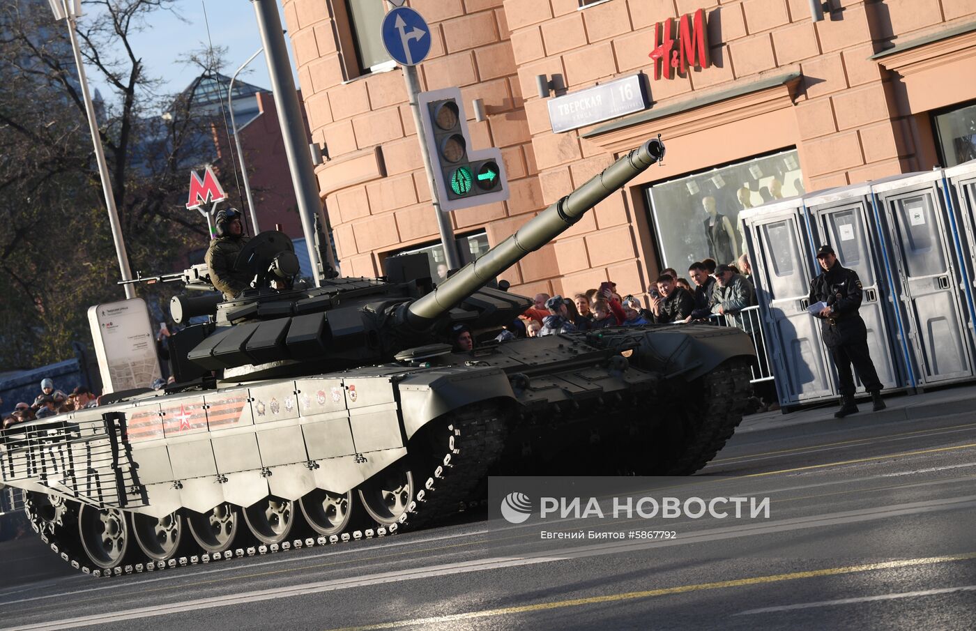 Военная техника перед ночной репетицией парада Победы