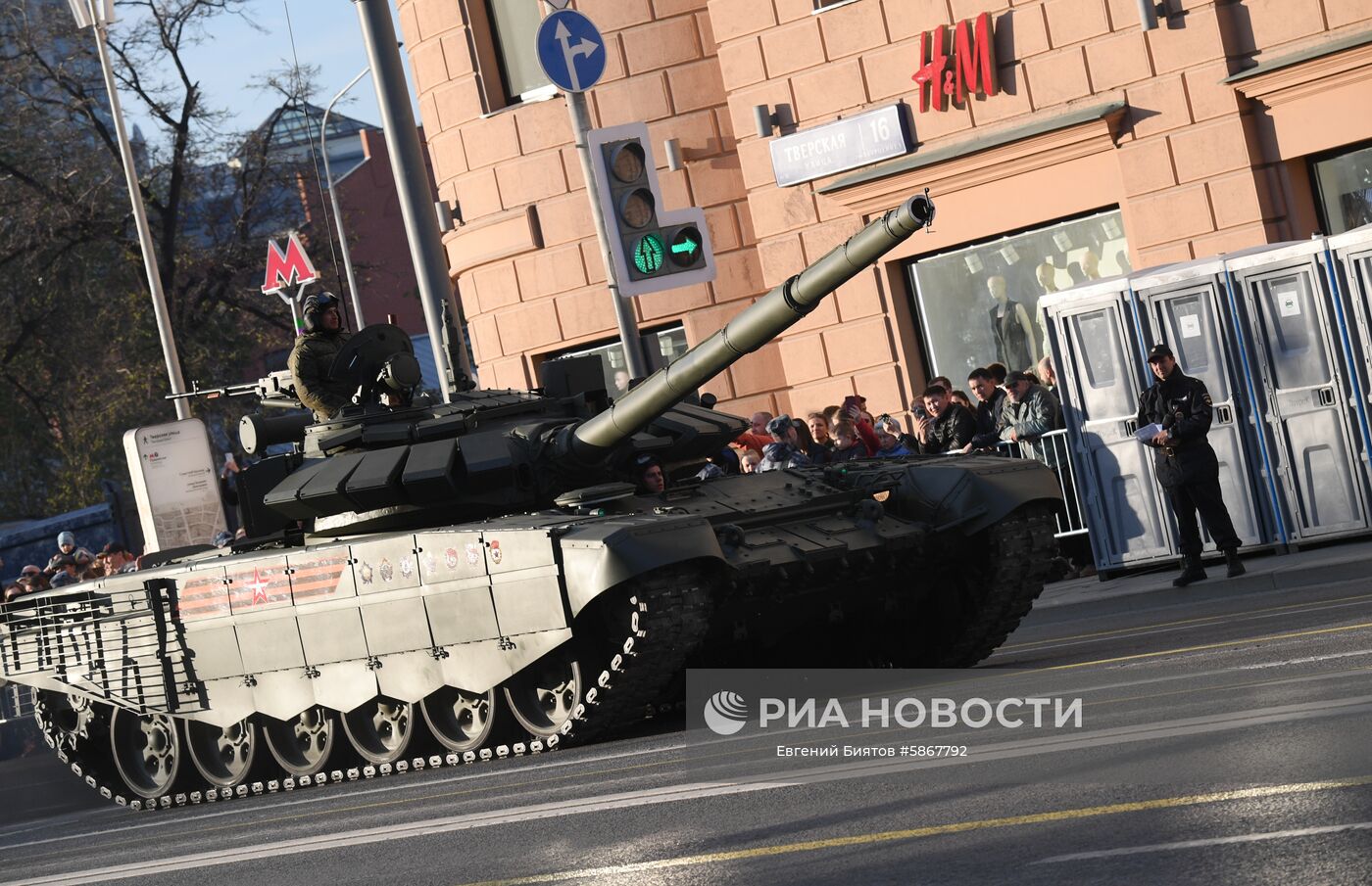 Военная техника перед ночной репетицией парада Победы